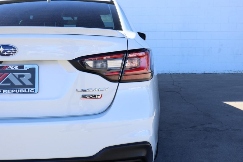 Subaru Legacy Vehicle Full-screen Gallery Image 07