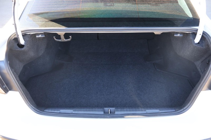 Subaru Legacy Vehicle Full-screen Gallery Image 08