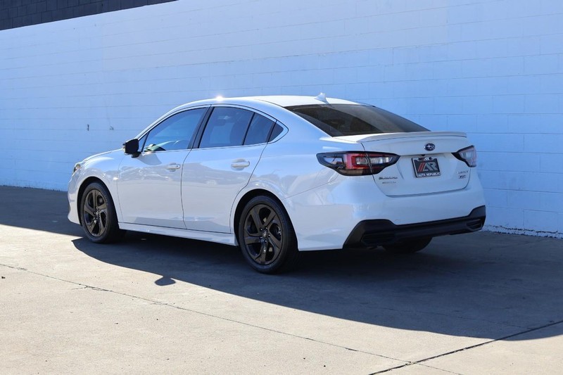 Subaru Legacy Vehicle Full-screen Gallery Image 09