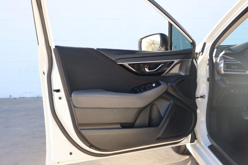 Subaru Legacy Vehicle Full-screen Gallery Image 14