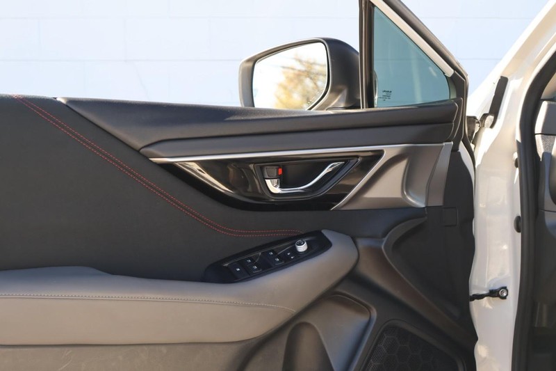 Subaru Legacy Vehicle Full-screen Gallery Image 15