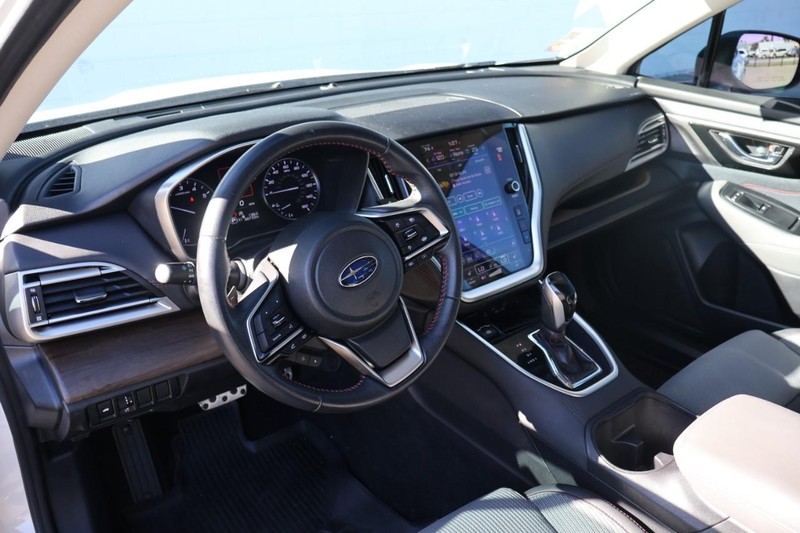 Subaru Legacy Vehicle Full-screen Gallery Image 16