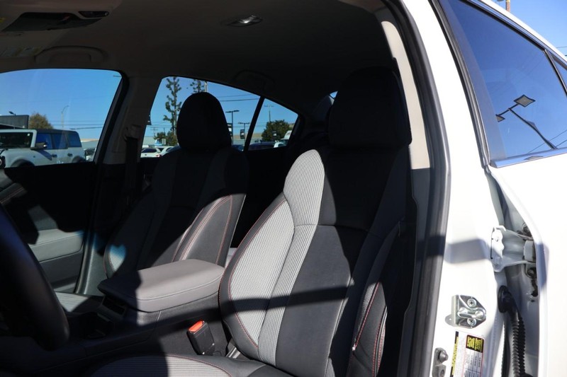 Subaru Legacy Vehicle Full-screen Gallery Image 18