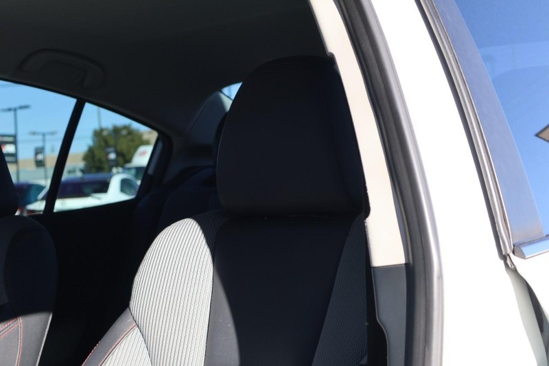 Subaru Legacy Vehicle Full-screen Gallery Image 19