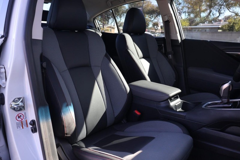 Subaru Legacy Vehicle Full-screen Gallery Image 21