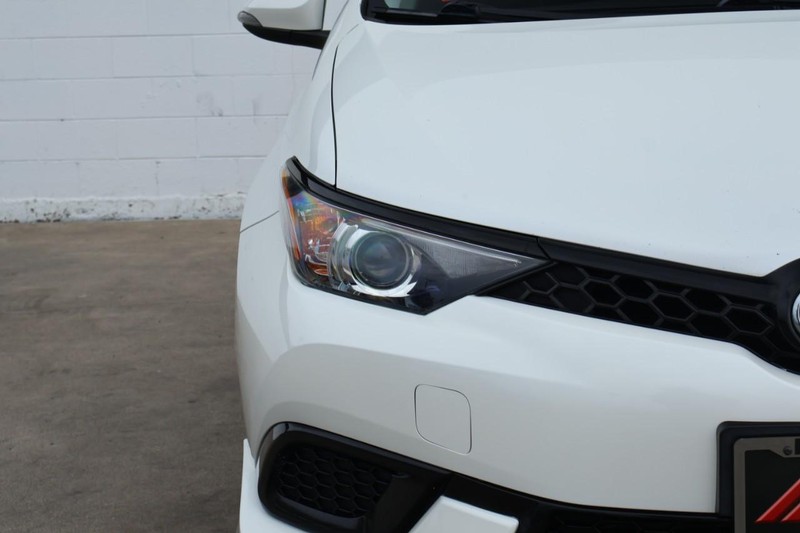 Toyota Corolla iM Vehicle Full-screen Gallery Image 03