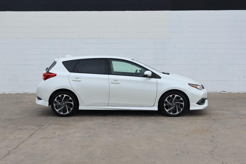 Toyota Corolla iM Vehicle Full-screen Gallery Image 04