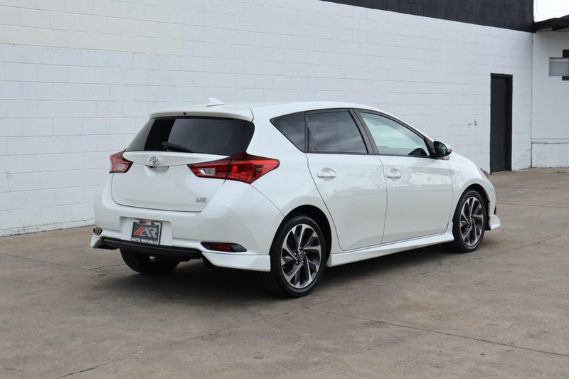 Toyota Corolla iM Vehicle Full-screen Gallery Image 05