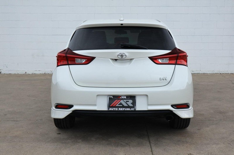 Toyota Corolla iM Vehicle Full-screen Gallery Image 06