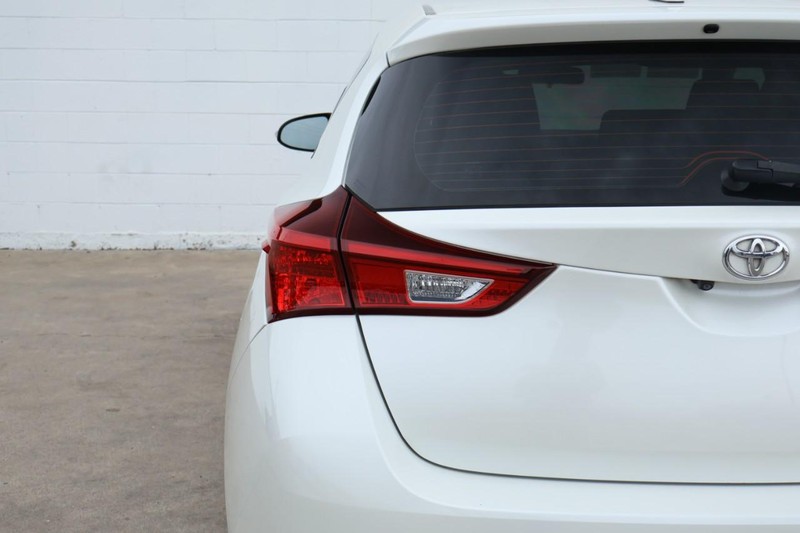 Toyota Corolla iM Vehicle Full-screen Gallery Image 07