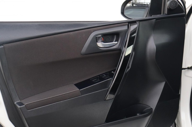 Toyota Corolla iM Vehicle Full-screen Gallery Image 15