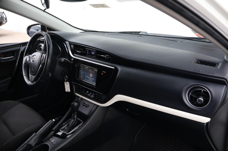 Toyota Corolla iM Vehicle Full-screen Gallery Image 19