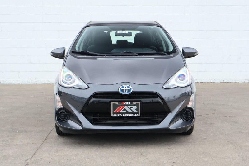 Toyota Prius C Vehicle Full-screen Gallery Image 02