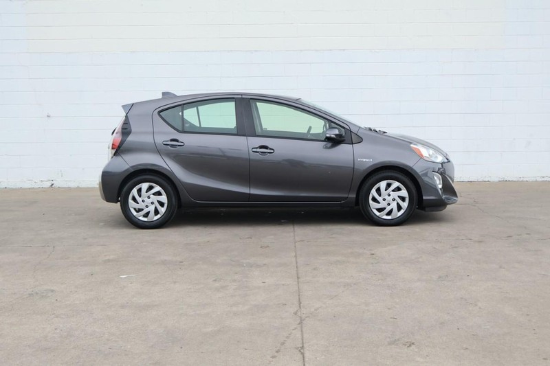 Toyota Prius C Vehicle Full-screen Gallery Image 04