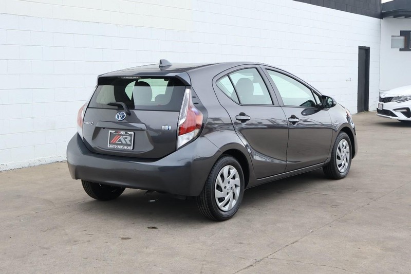Toyota Prius C Vehicle Full-screen Gallery Image 05