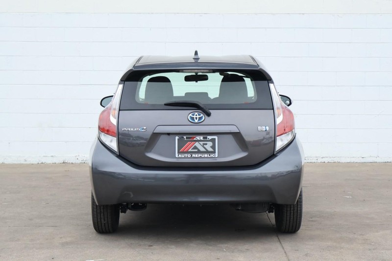 Toyota Prius C Vehicle Full-screen Gallery Image 06