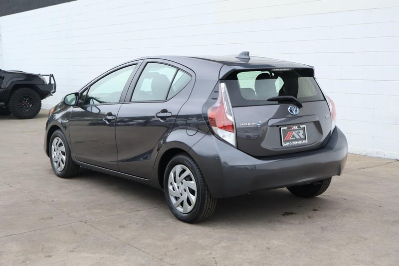Toyota Prius C Vehicle Full-screen Gallery Image 09