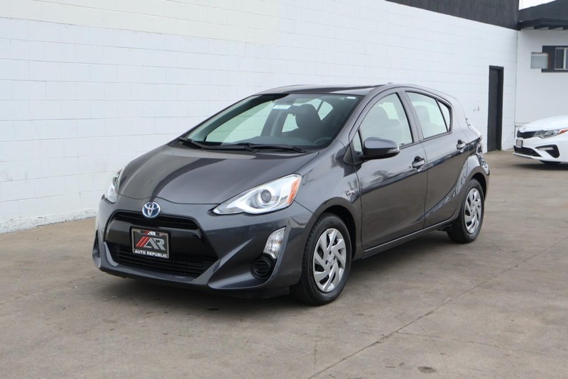 Toyota Prius C Vehicle Full-screen Gallery Image 11