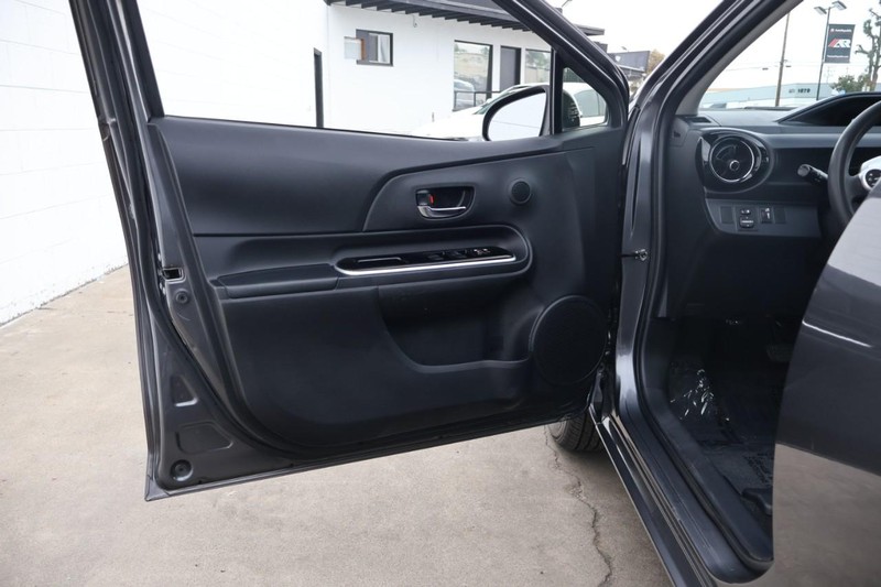 Toyota Prius C Vehicle Full-screen Gallery Image 14