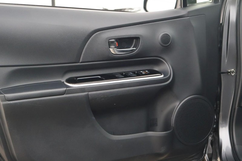 Toyota Prius C Vehicle Full-screen Gallery Image 15