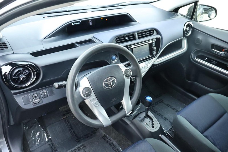 Toyota Prius C Vehicle Full-screen Gallery Image 16