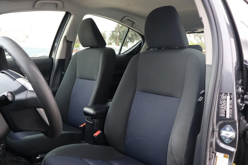 Toyota Prius C Vehicle Full-screen Gallery Image 17