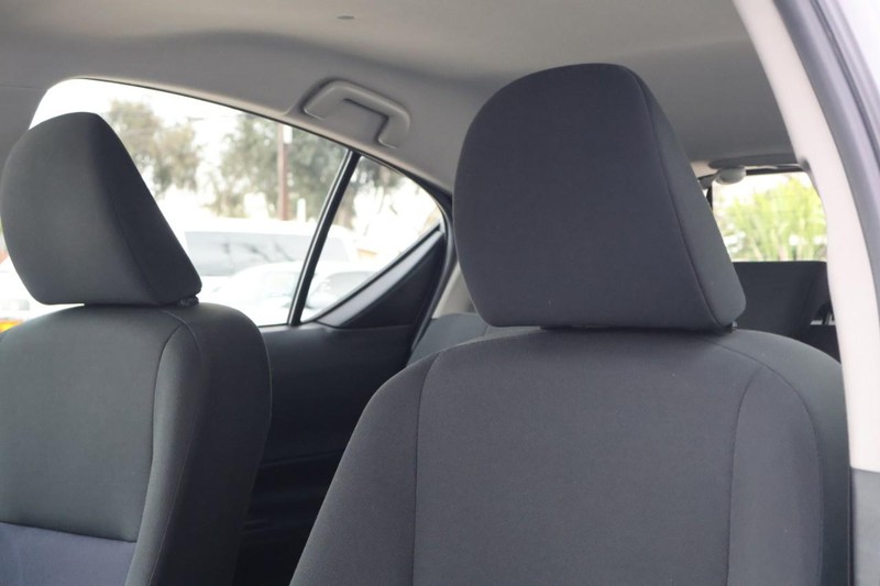 Toyota Prius C Vehicle Full-screen Gallery Image 18