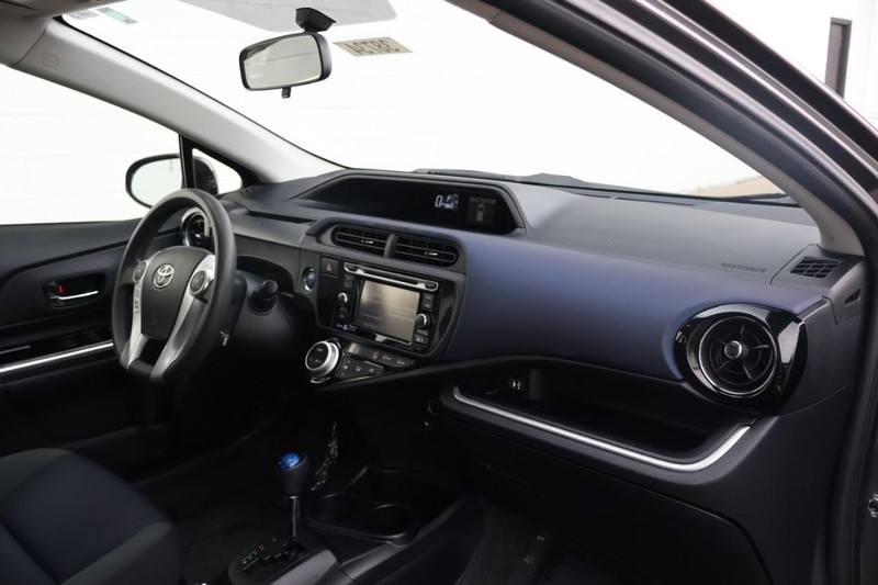 Toyota Prius C Vehicle Full-screen Gallery Image 19