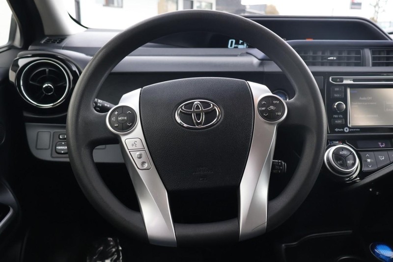 Toyota Prius C Vehicle Full-screen Gallery Image 24