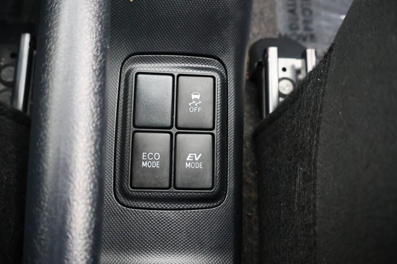 Toyota Prius C Vehicle Full-screen Gallery Image 30