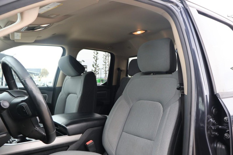 Ram 1500 Vehicle Full-screen Gallery Image 18