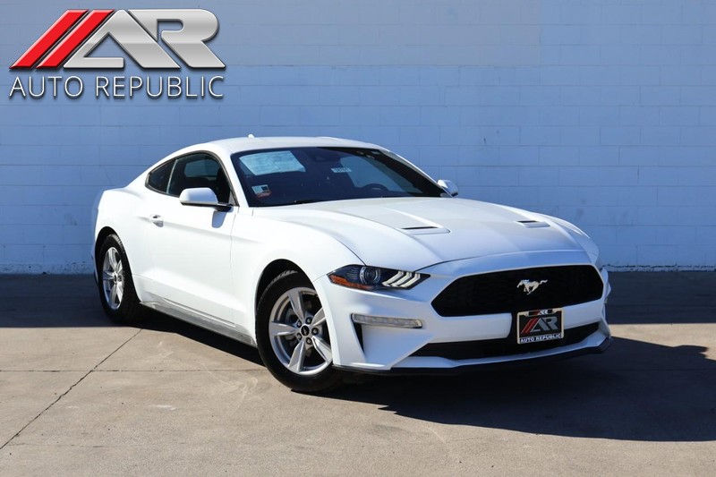 Ford Mustang Vehicle Full-screen Gallery Image 01