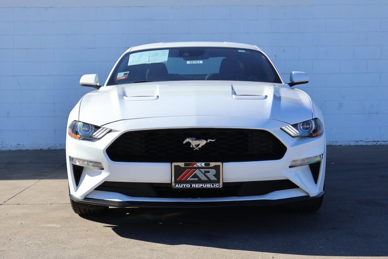 Ford Mustang Vehicle Full-screen Gallery Image 02