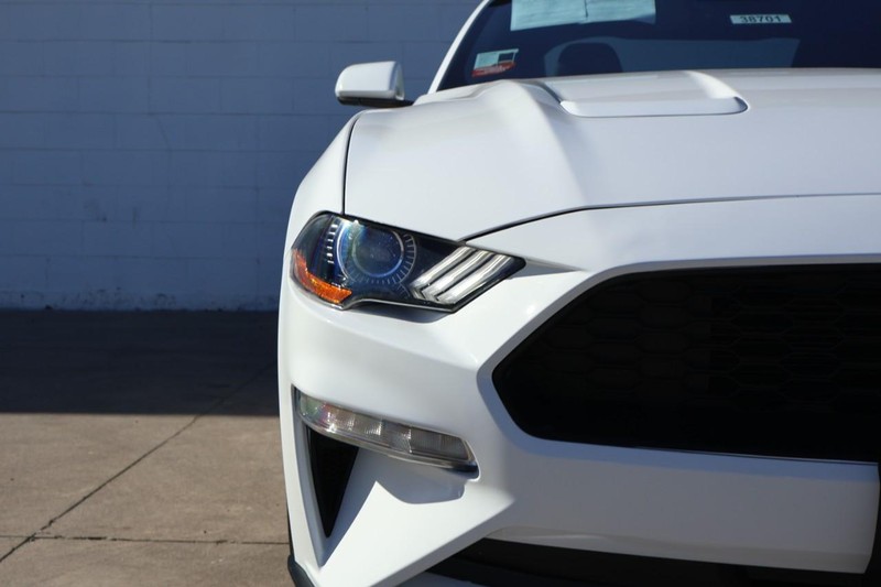 Ford Mustang Vehicle Full-screen Gallery Image 03