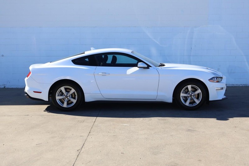 Ford Mustang Vehicle Full-screen Gallery Image 04