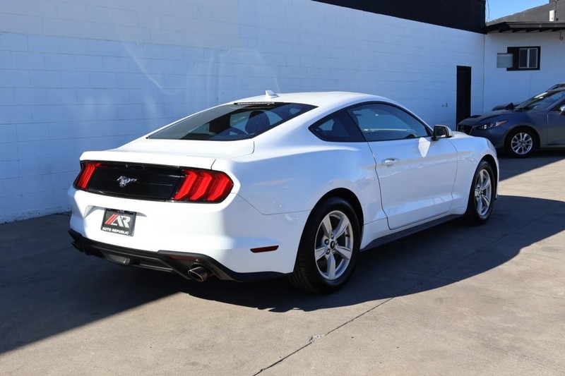 Ford Mustang Vehicle Full-screen Gallery Image 05