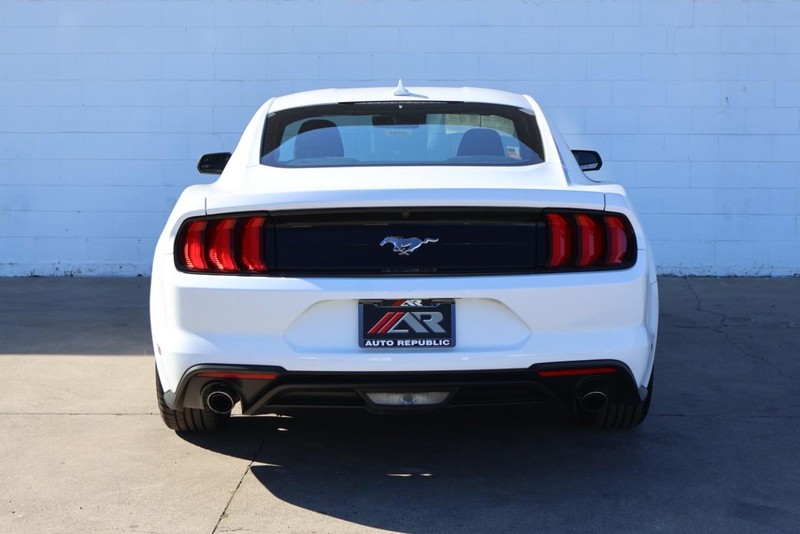 Ford Mustang Vehicle Full-screen Gallery Image 06