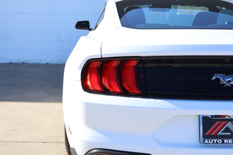 Ford Mustang Vehicle Full-screen Gallery Image 07