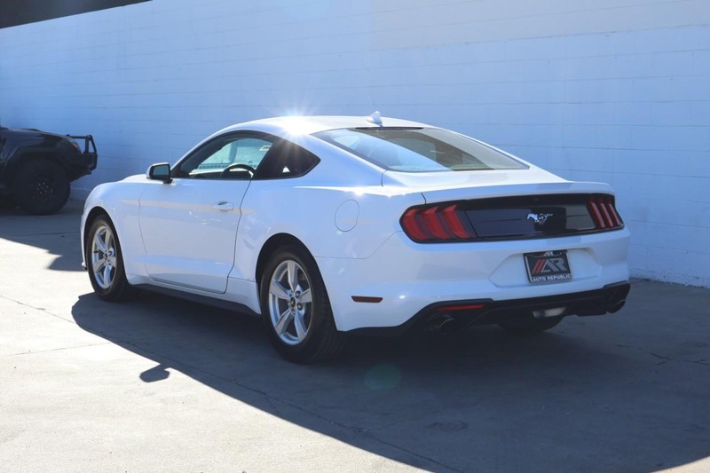 Ford Mustang Vehicle Full-screen Gallery Image 09