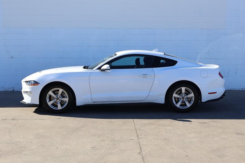 Ford Mustang Vehicle Full-screen Gallery Image 10
