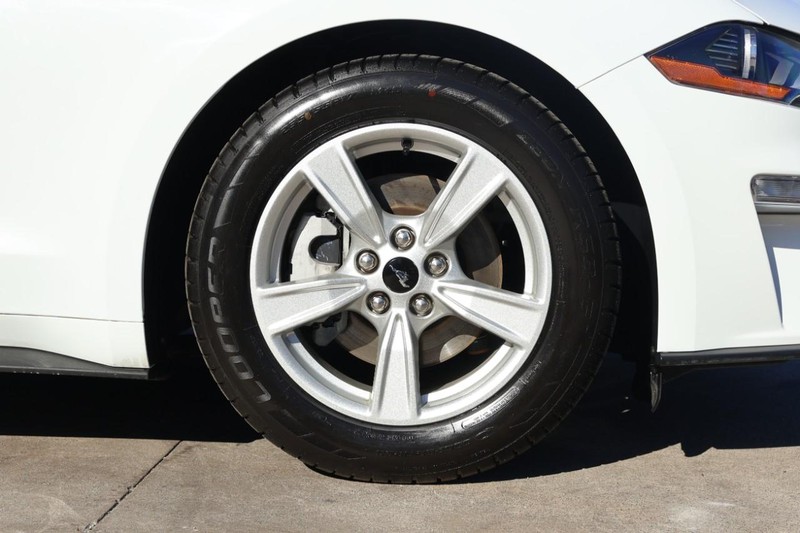 Ford Mustang Vehicle Full-screen Gallery Image 13