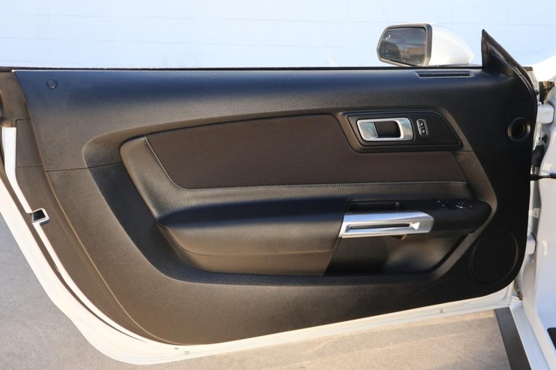 Ford Mustang Vehicle Full-screen Gallery Image 14