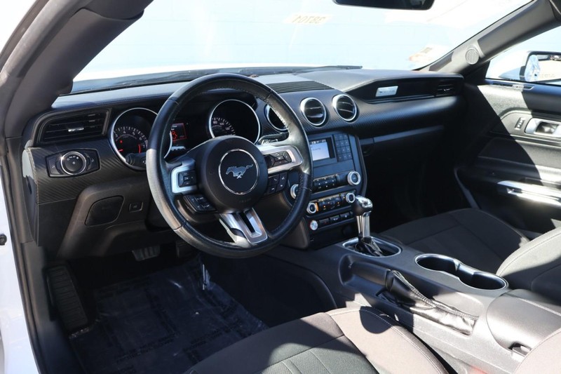 Ford Mustang Vehicle Full-screen Gallery Image 15