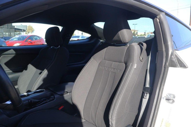 Ford Mustang Vehicle Full-screen Gallery Image 16