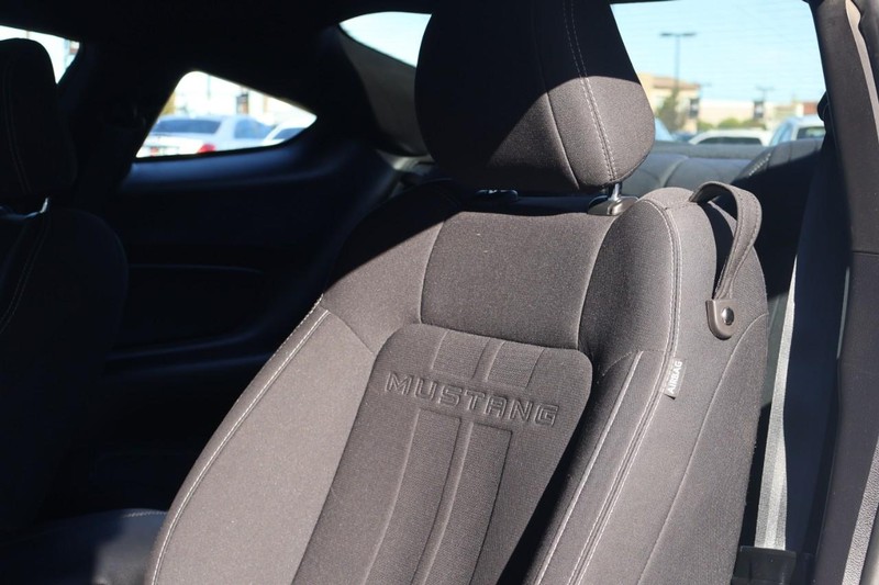 Ford Mustang Vehicle Full-screen Gallery Image 17