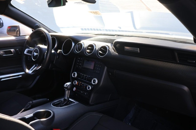 Ford Mustang Vehicle Full-screen Gallery Image 18