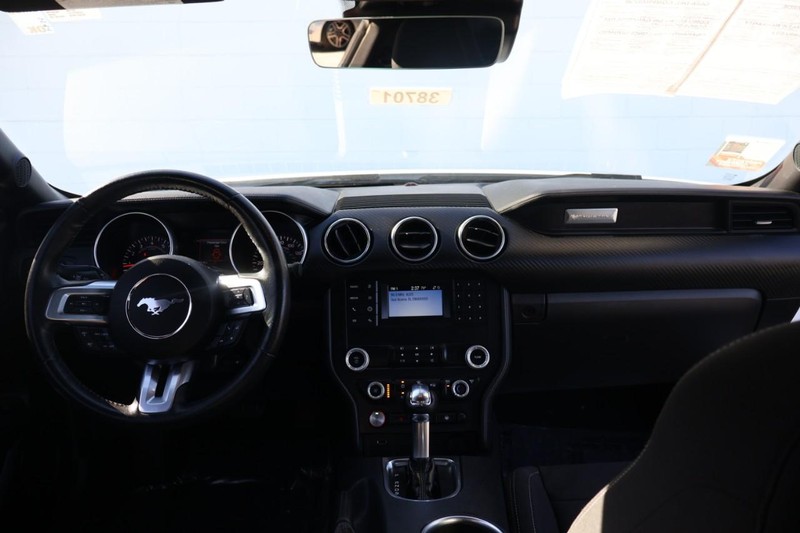 Ford Mustang Vehicle Full-screen Gallery Image 21