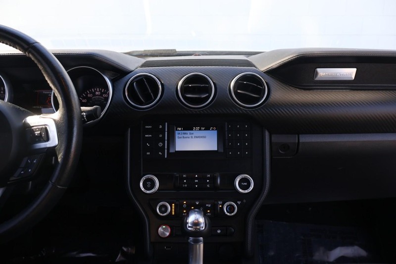 Ford Mustang Vehicle Full-screen Gallery Image 26