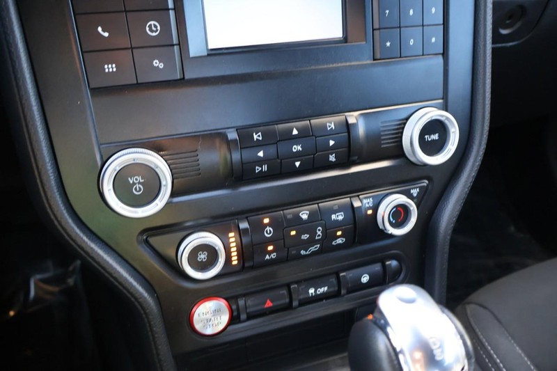 Ford Mustang Vehicle Full-screen Gallery Image 29