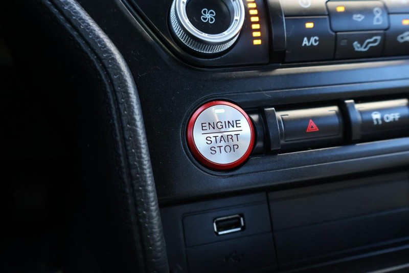 Ford Mustang Vehicle Full-screen Gallery Image 30